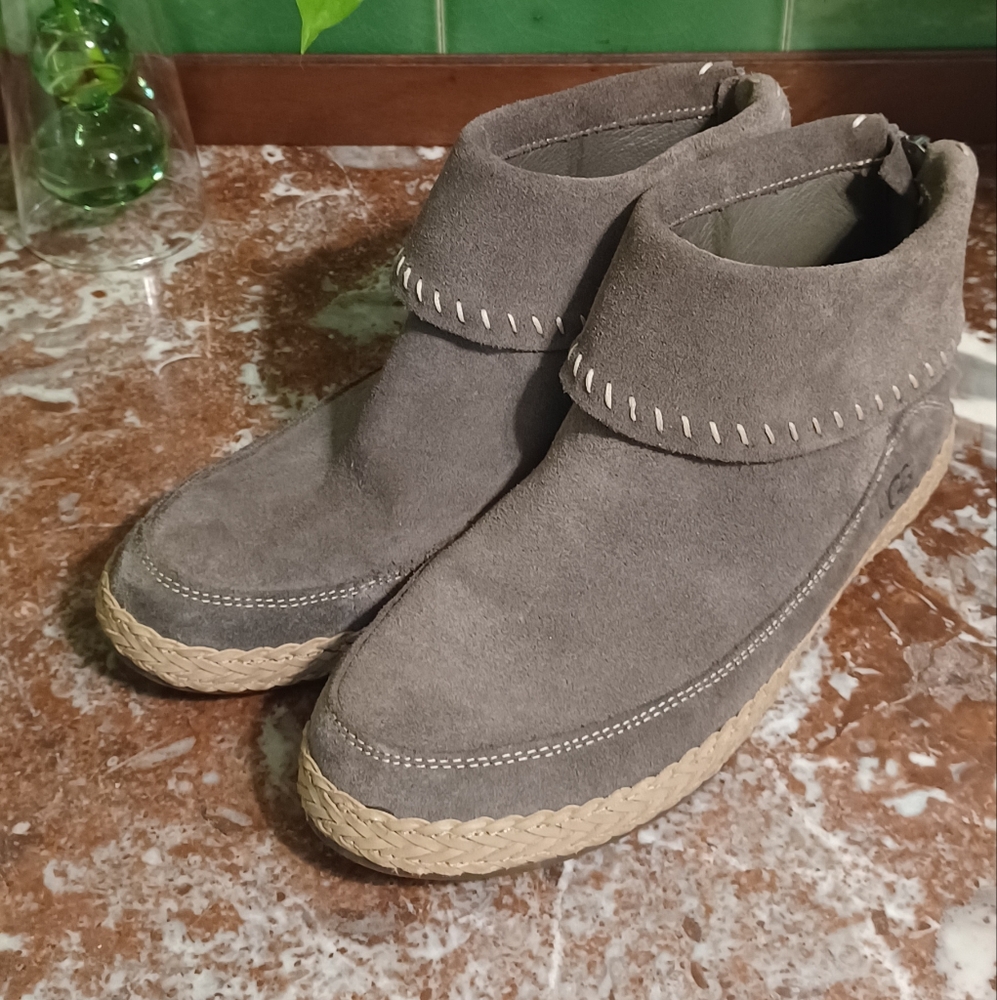 Women’s UGG Varney – Slate (Size 9)